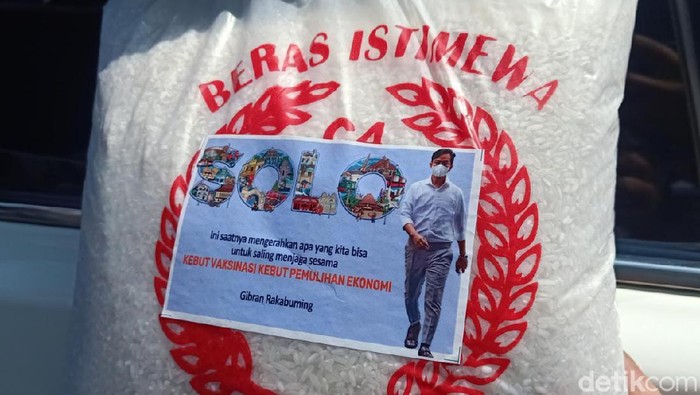 Ini Penampakan Beras Berstiker Gibran di Solo Wali Kota Solo Gibran Rakabuming Raka bagi-bagi beras dengan kemasan berstiker foto dirinya. Apa alasan Gibran?