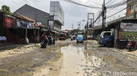 Meski kini mulai memasuki musim penghujan tak ada perbaikan yang dilakukan, jalan yang rusak dan berlubang pun sering tergenang.