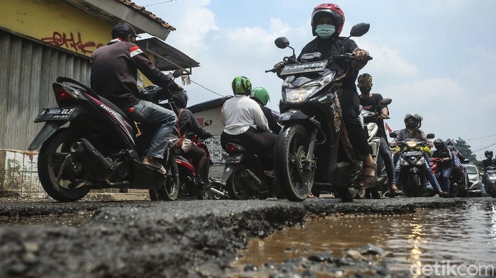 Kebangetan ! Jalan Kab Bogor Rusak Parah Jelang Musim Hujan