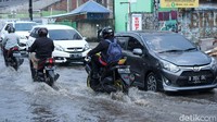 Genangan ini setinggi sekitar 15 cm.