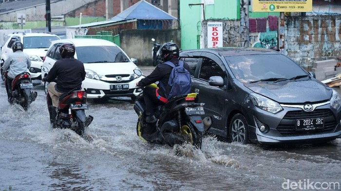 Jalanan Cirendeu Tergenang, Lalin Tersendat Hujan membuat salah satu titik di Jalan Cirendeu, Tangsel, tergenang. Akibatnya, lalu-lintas kendaraan tersendat.