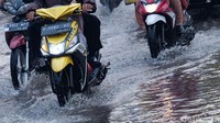 Genangan ini membuat laju kendaraan menjadi tersendat.