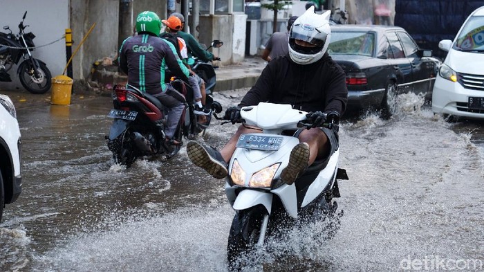 Hujan membuat salah satu titik di Jalan Cirendeu, Tangsel, tergenang. Akibatnya, lalu-lintas kendaraan tersendat.