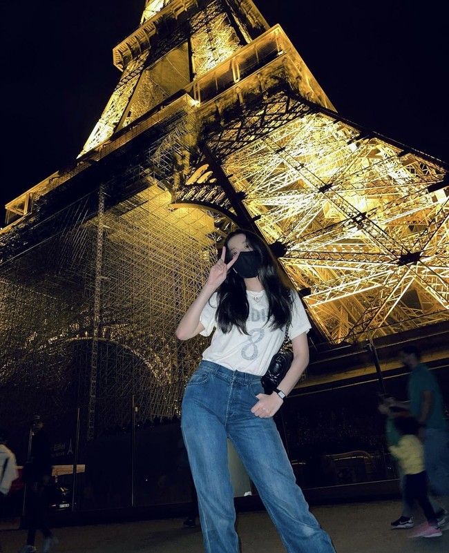 Sebelum menghadiri Paris Fashion Week, Jisoo BLACKPINK dan Rose menyempatkan waktu ke Menara Eiffel. Keduanya akan menghadiri acara di hari yang sama, namun di waktu yang berbeda. Perhelatan Dior berlangsung pukul 14.30 CET, sementara Saint Laurent pukul 20.00 CET. Foto: dok Instagram sooyaaa__