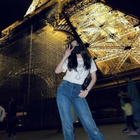 Sebelum menghadiri Paris Fashion Week, Jisoo BLACKPINK dan Rose menyempatkan waktu ke Menara Eiffel. Keduanya akan menghadiri acara di hari yang sama, namun di waktu yang berbeda. Perhelatan Dior berlangsung pukul 14.30 CET, sementara Saint Laurent pukul 20.00 CET. Foto: dok Instagram sooyaaa__