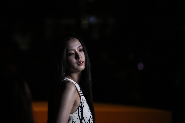 Selama acara, Jisoo BLACKPINK duduk di samping chairman dan CEO Christian Dior Couture, Pietro Beccari. Ia telah menjalin kerja sama dengan brand asal Paris itu sejak 2019 saat menghadiri pembukaan Dior pop-up store di Korea Selatan. Foto: dok. AP