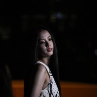 Selama acara, Jisoo BLACKPINK duduk di samping chairman dan CEO Christian Dior Couture, Pietro Beccari. Ia telah menjalin kerja sama dengan brand asal Paris itu sejak 2019 saat menghadiri pembukaan Dior pop-up store di Korea Selatan. Foto: dok. AP