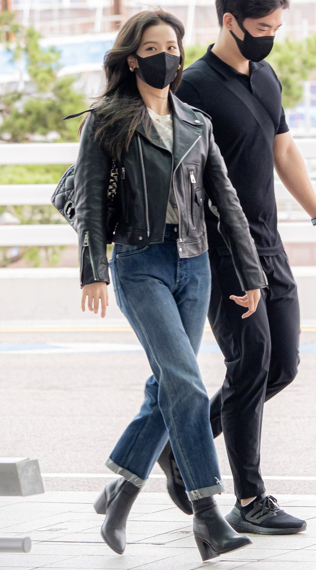 Jisoo BLACKPINK terbang ke Paris bersama Rose pada Sabtu (25/9/2021). Penampilannya telah mencuri atensi saat tiba di bandara Incheon mengenakan jaket kulit dan ‘Caro Bag’ keluaran Dior. Foto: dok Dior