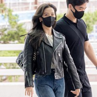 Jisoo BLACKPINK terbang ke Paris bersama Rose pada Sabtu (25/9/2021). Penampilannya telah mencuri atensi saat tiba di bandara Incheon mengenakan jaket kulit dan ‘Caro Bag’ keluaran Dior. Foto: dok Dior
