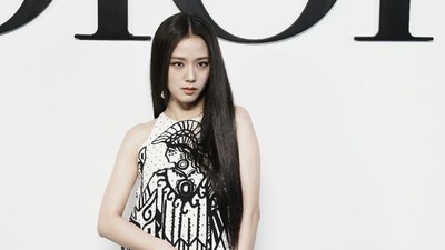 8 Pesona Jisoo BLACKPINK Pakai Mini Dress Dior di Paris Fashion Week