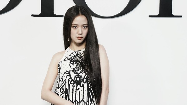 8 Pesona Jisoo BLACKPINK Pakai Mini Dress Dior di Paris Fashion Week