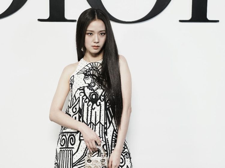 8 Pesona Jisoo BLACKPINK Pakai Mini Dress Dior di Paris Fashion Week