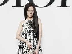 8 Pesona Jisoo BLACKPINK Pakai Mini Dress Dior di Paris Fashion Week