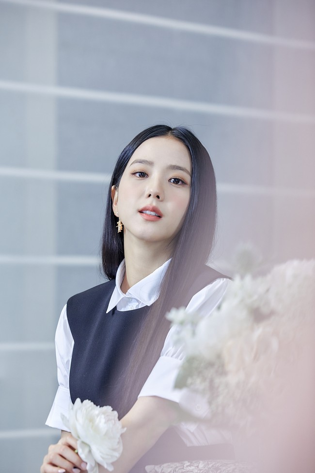 Jisoo BLACKPINK lebih dulu didapuk sebagai ambassador Dior Beauty, sebelum digaet menjadi global ambassador pada Maret 2021. Selain PFW, Jisoo juga menghadiri perhelatan Dior Cruise tahun ini. Foto: dok Dior