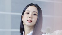 Kebetulan ini membuat netizen berspekulasi. Benarkah keduanya pacaran? Untuk yang kali ini Jisoo dan Son Heung Min tidak buka suara. (Foto: dok. DIOR)