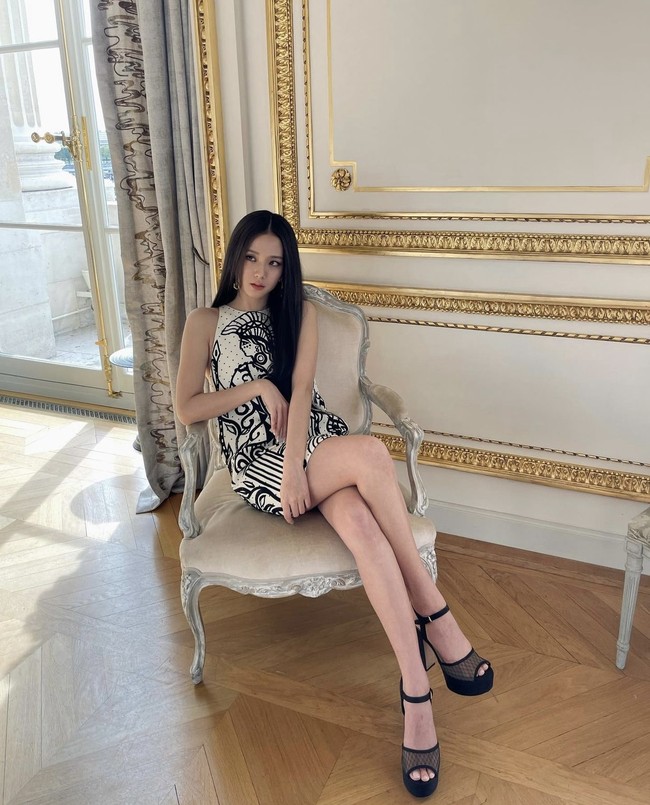“Global ambassador Dior yang baru untuk Fashion dan Beauty, personel girl group BLACKPINK, secara khusus mewujudkan modernitas dan kreativitas Maria Grazia Chiuri, yang terinspirasi untuk #DiorFall21,” tulis Dior mengenalkan Jisoo BLACKPINK. Foto: dok. Instagram sooyaaa__