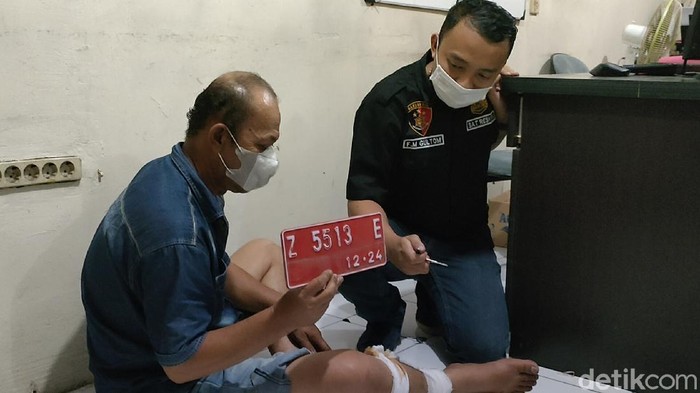 Kakek pencuri ditangkap polisi di Garut.