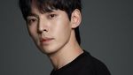 Pesona Kang Hyung Suk, Polisi Muda di Hometown Cha-Cha-Cha
