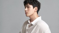 Nah, siapa yang sudah terpikat dengan pesona Kang Hyung Suk? Foto: (dok. Instagram @kanghyungsuk_)