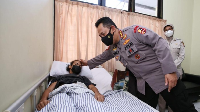 Kapolri Jenderal Listyo Sigit Prabowo jenguk anggota Polri korban kontak tembak dengan KKB