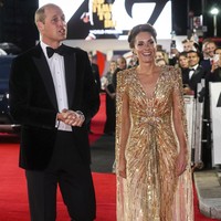 Pemutaran perdana film James Bond terbaru, No Time To Die, kedatangan tamu spesial. Bertabur bintang, acara yang berlangsung di Royal Albert Hall, London, Selasa (28/9/2021), juga dihadiri keluarga Kerajaan Inggris, tanpa terkecuali Kate Middleton. (Foto: AP/Photo)