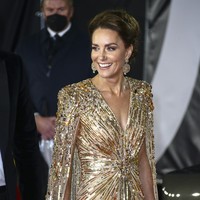 Duchess of Cambridge datang bersama suaminya, Pangeran William, beserta Pangeran Charles dan Camilla, Duchess of Cornwall. Seluruh mata langsung tertuju pada Kate Middleton yang berkilauan dengan gaun emas rancangan desainer favoritnya, Jenny Packham. (Foto: AP/Photo)