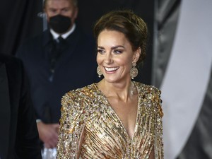 Kate Middleton Manglingi di Premier James Bond, Tampil Beda dengan Gaun Emas