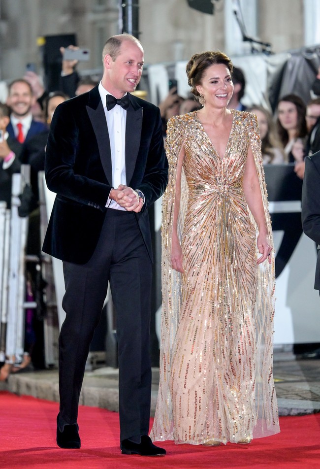 Ini bukan kali pertamanya, Kate Middleton dan Pangeran William menghadiri premier film James Bond. Muncul di pemutaran film Spectre, pada 2015 silam, perempuan 39 tahun itu juga mengandalkan karya Jenny Packham. Namun, kontras dengan gaun emas seharga 2.800 pound sterling atau Rp 54 juta tersebut, gaun Spectre Kate Middleton hadir dalam warna baby blue yang lembut.  (Foto: Gareth Cattermole/Getty Images/Gareth Cattermole)