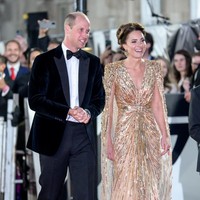 Ini bukan kali pertamanya, Kate Middleton dan Pangeran William menghadiri premier film James Bond. Muncul di pemutaran film Spectre, pada 2015 silam, perempuan 39 tahun itu juga mengandalkan karya Jenny Packham. Namun, kontras dengan gaun emas seharga 2.800 pound sterling atau Rp 54 juta tersebut, gaun Spectre Kate Middleton hadir dalam warna baby blue yang lembut.  (Foto: Gareth Cattermole/Getty Images/Gareth Cattermole)
