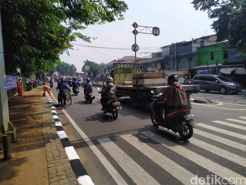 Kawasan pertigaan Hek, Jl Raya Bogor, dekat dengan Kali Baru, sering banjir. Pemandangan 29 September 2021. (Athika Rahma/detikcom)