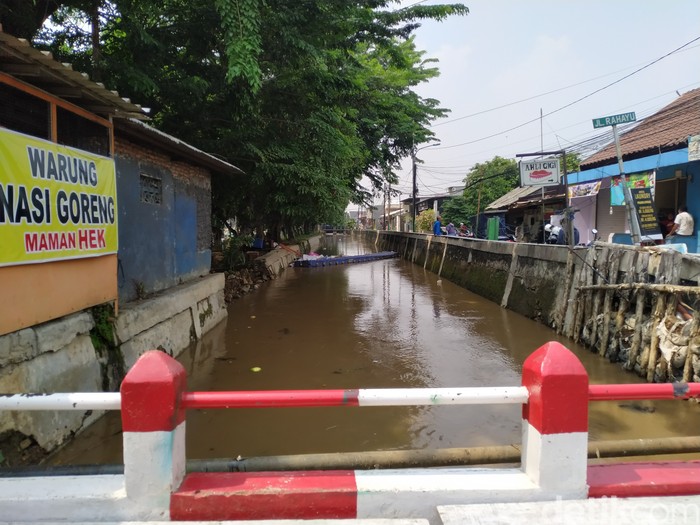 Kawasan pertigaan Hek, Jl Raya Bogor, dekat dengan Kali Baru, sering banjir. Pemandangan 29 September 2021. (Athika Rahma/detikcom)