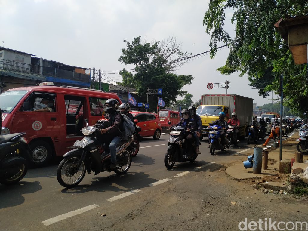 Kawasan pertigaan Hek, Jl Raya Bogor, dekat dengan Kali Baru, sering banjir. Pemandangan 29 September 2021. (Athika Rahma/detikcom)