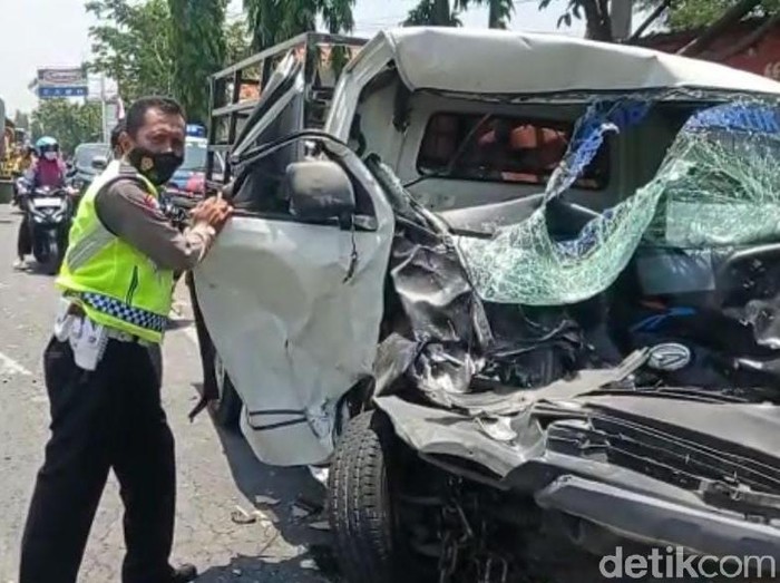 Sebuah minibus hilang kendali dan tabrakan dengan mobil boks di Lamongan. Kecelakaan ini menewaskan satu orang dan dua lainnya luka-luka.