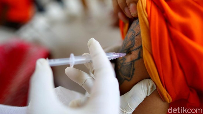 Kejar Target Herd Immunity Ratusan Tahanan di Polres Bekasi Divaksinasi Ratusan tahanan atau warga binaan di Polres Metro Bekasi Kota menjalani vaksinasi guna mempercepat target herd immnity atau kekebalan komunal.