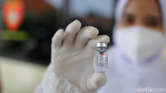 Kejar Target Herd Immunity Ratusan Tahanan di Polres Bekasi Divaksinasi Ratusan tahanan atau warga binaan di Polres Metro Bekasi Kota menjalani vaksinasi guna mempercepat target herd immnity atau kekebalan komunal.