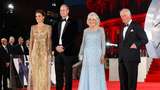 Gaya Kate Middleton-Camilla di Gala Premiere Film James Bond