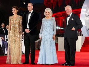 Gaya Kate Middleton-Camilla di Gala Premiere Film James Bond