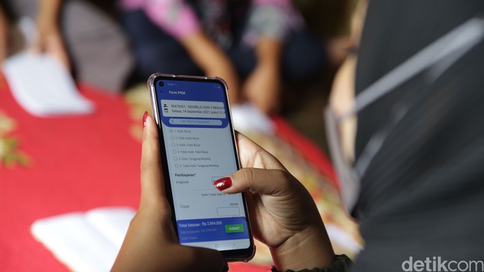 Kepala Cabang PNM Gunung Sugih Desi Vitha Bella menunjukkan aplikasi UMI Corner di Gunung Sugih, Lampung Tengah, Lampung. Hadirnya Holding Ultra Mikro (UMi) yang melibatkan PT Bank Rakyat Indonesia (Persero) Tbk sebagai induk, dan PT Pegadaian (Persero) serta PT Permodalan Nasional Madani (Persero) atau PNM diyakini akan mampu memperkuat interlink digital di segmen UMKM dan usaha ultra mikro nasional.