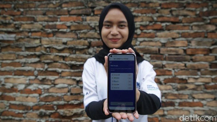 Kepala Cabang PNM Gunung Sugih Desi Vitha Bella menunjukkan aplikasi UMI Corner di Gunung Sugih, Lampung Tengah, Lampung. Hadirnya Holding Ultra Mikro (UMi) yang melibatkan PT Bank Rakyat Indonesia (Persero) Tbk sebagai induk, dan PT Pegadaian (Persero) serta PT Permodalan Nasional Madani (Persero) atau PNM diyakini akan mampu memperkuat interlink digital di segmen UMKM dan usaha ultra mikro nasional.