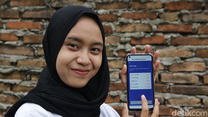 Kini BRI Punya Layanan Digital UMi Corner Kepala Cabang PNM Gunung Sugih Desi Vitha Bella menunjukkan aplikasi UMI Corner di Gunung Sugih, Lampung Tengah, Lampung. Hadirnya Holding Ultra Mikro (UMi) yang melibatkan PT Bank Rakyat Indonesia (Persero) Tbk sebagai induk, dan PT Pegadaian (Persero) serta PT Permodalan Nasional Madani (Persero) atau PNM diyakini akan mampu memperkuat interlink digital di segmen UMKM dan usaha ultra mikro nasional.