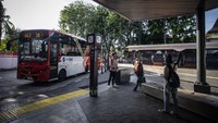 Kini di kawasan stasiun itu tersedia titik khusus untuk TransJakarta dan ojek online. Aprillio Akbar/Antara Foto.