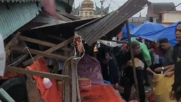 Kios rusak di Ulakan Tapakis, Kabupaten Padang Pariaman, Sumatera Barat.