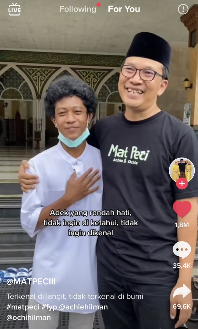 Pada video unggahan pertama bahkan banyak warganet yang ingin open donasi untuk remaja tersebut. Karena banyak yang iba dengan aksi remaja yang rajin merapikan sandal jamaah. Belakangan Mat Peci baru mengetahui kalau remaja tersebut bernama Raja. Konten kreator tersebut juga baru mengetahui bisnis keluarga Raja melalui kolom komentar di akun TikToknya. Keluarga Raja memiliki hotel berbintang yang tersebar di wilayah Bandung. Foto: Dok. Tangkap layar akun TikTok @matpeciii.