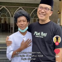 Pada video unggahan pertama bahkan banyak warganet yang ingin open donasi untuk remaja tersebut. Karena banyak yang iba dengan aksi remaja yang rajin merapikan sandal jamaah. Belakangan Mat Peci baru mengetahui kalau remaja tersebut bernama Raja. Konten kreator tersebut juga baru mengetahui bisnis keluarga Raja melalui kolom komentar di akun TikToknya. Keluarga Raja memiliki hotel berbintang yang tersebar di wilayah Bandung. Foto: Dok. Tangkap layar akun TikTok @matpeciii.