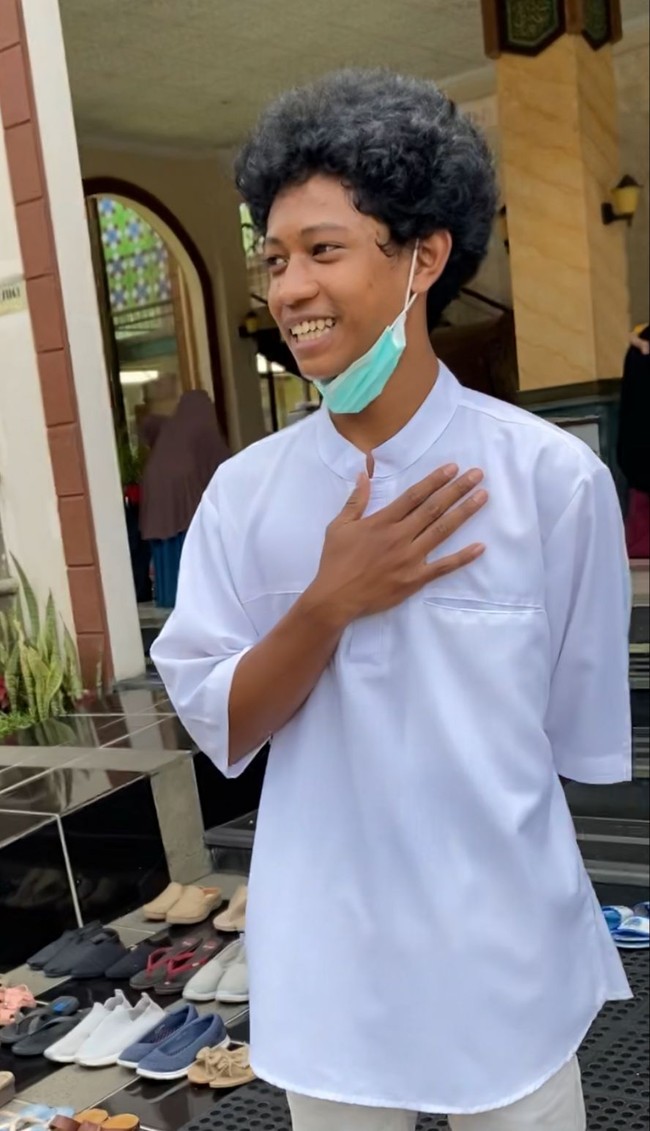 Wolipop sudah menghubungi Hilman Firmansyah atau akrab disapa Mat Peci yang mengunggah video TikTok tersebut. Ia mengaku awalnya tak sengaja datang ke masjid tempat remaja tersebut berada. Saat itu dia datang ke masjid untuk salat di sela-sela perjalanan menuju ke Ciater untuk bertamasya dengan keluarga. Awalnya hari Sabtu (25/9/2021) aku sama keluarga besar ada ibu, kakak dan sepupu sekitar 4 mobil piknik ke Ciater. Dan menyewa villa gitu kan. Sebelum sampai kita salat Dzuhur dulu kan ada masjid As-Saadah, kata Mat Peci kepada Wolipop lewat telepon, Rabu (29/9/2021). Foto: Dok. pribadi Mat Peci.