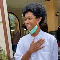 Wolipop sudah menghubungi Hilman Firmansyah atau akrab disapa Mat Peci yang mengunggah video TikTok tersebut. Ia mengaku awalnya tak sengaja datang ke masjid tempat remaja tersebut berada. Saat itu dia datang ke masjid untuk salat di sela-sela perjalanan menuju ke Ciater untuk bertamasya dengan keluarga. Awalnya hari Sabtu (25/9/2021) aku sama keluarga besar ada ibu, kakak dan sepupu sekitar 4 mobil piknik ke Ciater. Dan menyewa villa gitu kan. Sebelum sampai kita salat Dzuhur dulu kan ada masjid As-Saadah, kata Mat Peci kepada Wolipop lewat telepon, Rabu (29/9/2021). Foto: Dok. pribadi Mat Peci.