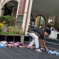 Mat Peci pun awalnya merekam diam-diam, seolah tidak memvideokan aksi remaja tersebut. Dia merekam momen remaja itu sedang sibuk merapikan sandal. Kemudian ia iseng mengunggah video remaja tersebut dan penontonnya banyak. Saat itu yang nonton sudh 6 juta Views, aku kaget. Udah gitu ada yang komen kalau remaja itu adalah pemilik masjid tersebut. Aku kaget banget, besoknya kepengen ke sana lagi dan aku mau bertanya langsung. Karena aku dapat info dari netizen. Dia yang punya resort gede banget 30 vila itu kan? takjub Mat Peci. Foto: Dok. pribadi Mat Peci.