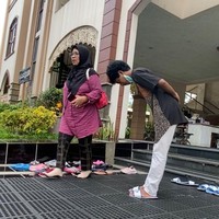 Ia menuturkan jika biasanya ia melihat seorang bapak-bapak yang merapikan sandal para jamaah yang ingin salat. Namun ternyata sekarang dijaga oleh anak remaja dengan nada yang khas saat menyapa jamaah. Mat Peci pun langsung menyapa remaja tersebut. Halo selamat datang, tempat wudhu sebelah sini, toilet sebelah sana dan sandal silahkan disini. Pokoknya seperti yang ada di video, habis salat aku duduk dan iseng aja melihat dia berbeda dan menarik, jelasnya. Foto: Dok. pribadi Mat Peci.