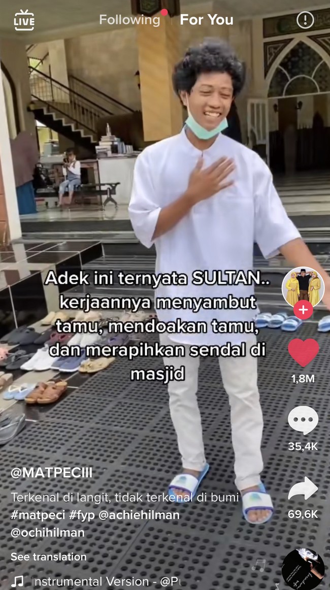 Dia mengatakan jika setiap hari ada di situ. Terus sudah lama juga ikut melayangi tamu Allah katanya dia, ucap Mat Peci. Dia diajarkan oleh kedua orangtuanya, didikannya seperti itu harus selalu rendah hati, tawadu. Karena bapaknya juga seperti itu dulunya. Tapi katanya kondisi bapaknya sedang sakit dan memakai kursi roda, sama anaknya dilanjutkan kebiasaan yang dulu bapaknya lakukan. Dia ingin melayani tamu Allah bilangnya, tutur Mat Peci. Mat Peci dan keluarga sampai takjub dan terkejut melihat aksi Raja tersebut. Saat ditemuinya, Raja mengungkapkan aksinya ini dilakukannya karena ingin melayani tamu Allah SWT. Foto: Dok. Tangkap layar akun TikTok @matpeciii.
