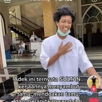 Dia mengatakan jika setiap hari ada di situ. Terus sudah lama juga ikut melayangi tamu Allah katanya dia, ucap Mat Peci. Dia diajarkan oleh kedua orangtuanya, didikannya seperti itu harus selalu rendah hati, tawadu. Karena bapaknya juga seperti itu dulunya. Tapi katanya kondisi bapaknya sedang sakit dan memakai kursi roda, sama anaknya dilanjutkan kebiasaan yang dulu bapaknya lakukan. Dia ingin melayani tamu Allah bilangnya, tutur Mat Peci. Mat Peci dan keluarga sampai takjub dan terkejut melihat aksi Raja tersebut. Saat ditemuinya, Raja mengungkapkan aksinya ini dilakukannya karena ingin melayani tamu Allah SWT. Foto: Dok. Tangkap layar akun TikTok @matpeciii.